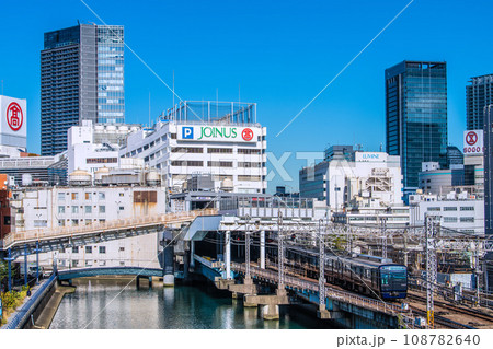 日本の横浜都市景観 相鉄線横浜駅やホームに入る電車などを望む 108782640