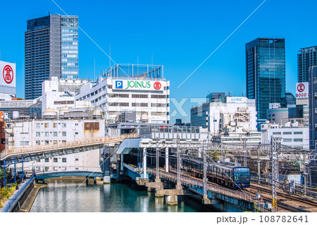 日本の横浜都市景観 相鉄線横浜駅やホームに入る電車などを望む 108782641