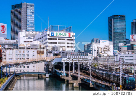 日本の横浜都市景観 相鉄線横浜駅やホームに入る電車などを望む 108782788