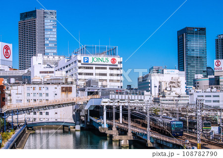 日本の横浜都市景観 相鉄線横浜駅やホームに入る電車などを望む 日本の横浜都市景観 相鉄線横浜駅やホームに入る電車などを望む 108782790