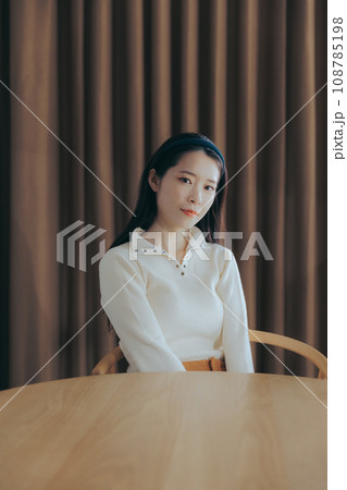 カフェで寛ぐ女性 カフェで寛ぐ女性 108785198