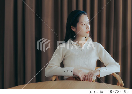カフェで寛ぐ女性 カフェで寛ぐ女性 108785199