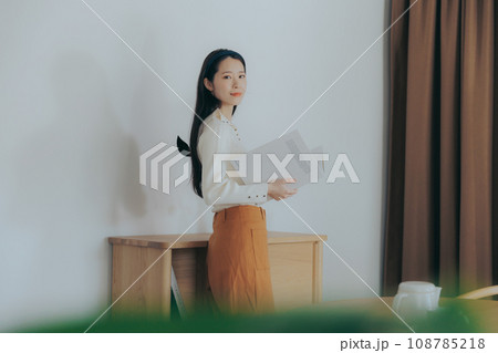 カフェで寛ぐ女性 108785218