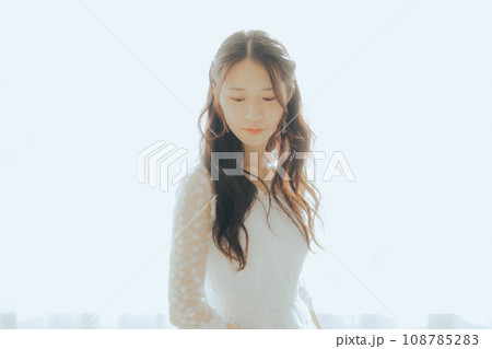 白いワンピースの女性 108785283