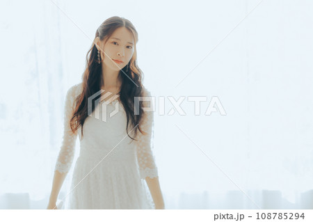 白いドレスを着た女性 白いドレスを着た女性 108785294