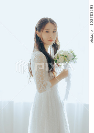 白いドレスを着た女性 白いドレスを着た女性 108785295