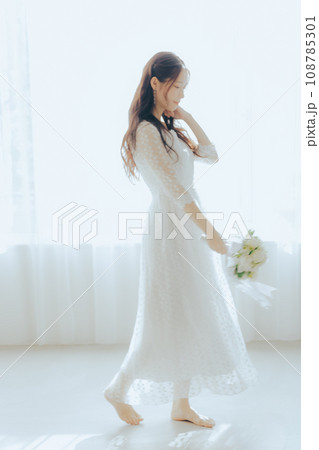 白いドレスを着た女性 白いドレスを着た女性 108785301