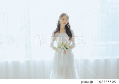 白いドレスを着た女性 白いドレスを着た女性 108785305