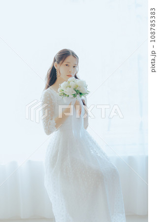 ブーケを持つ若い女性 ブーケを持つ若い女性 108785383