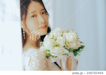 ブーケを持つ若い女性 ブーケを持つ若い女性 108785404
