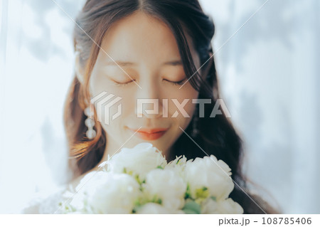 ブーケを持つ若い女性 ブーケを持つ若い女性 108785406