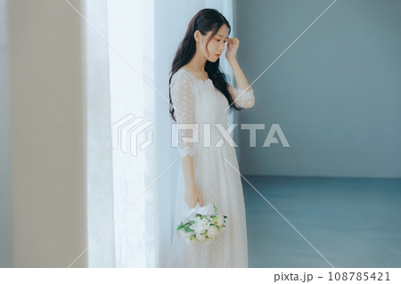 ブーケを持つ若い女性 ブーケを持つ若い女性 108785421