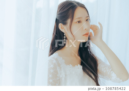 ブーケを持つ若い女性 ブーケを持つ若い女性 108785422