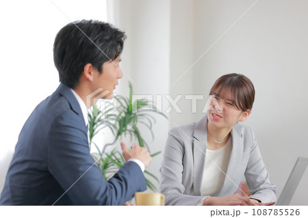 自分のアイデアを話すビジネスマンと「うまくいかないと思う」と否定的なビジネスウーマン1 自分のアイデアを話すビジネスマンと「うまくいかないと思う」と否定的なビジネスウーマン1 108785526