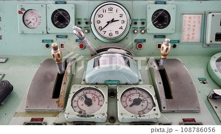 青函連絡船　八甲田丸の操縦盤 108786056