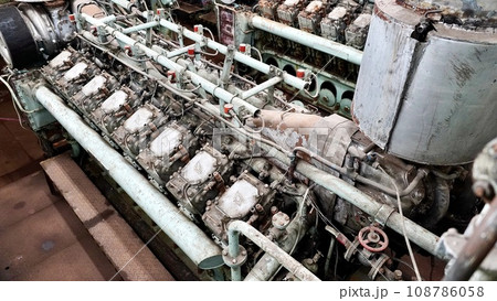 青函連絡船　八甲田丸の第一主機室のディーゼルエンジン 108786058