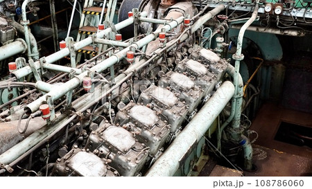 青函連絡船　八甲田丸の第一主機室のディーゼルエンジン 108786060