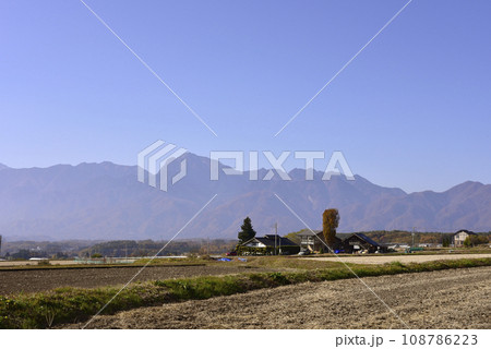収穫の終わった農村地帯 収穫の終わった農村地帯 108786223