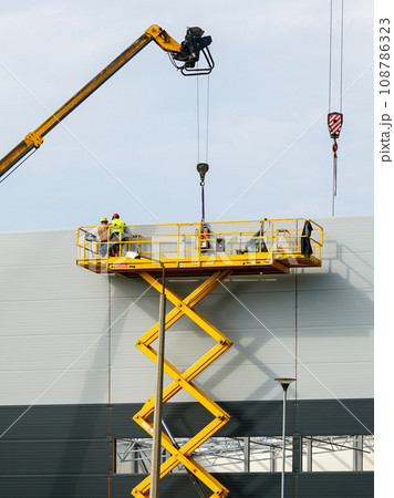 Sandwich panels wall assembly using telescopic boom crane and self propelled scissor lift platform Sandwich panels wall assembly using telescopic boom crane and self propelled scissor lift platform 108786323