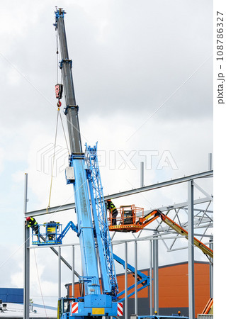 Steel frame structure assembly using telescopic boom crane and self propelled articulating boom lift Steel frame structure assembly using telescopic boom crane and self propelled articulating boom lift 108786327