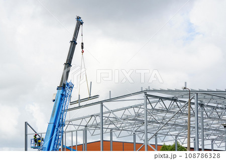 Steel frame structure assembly using telescopic boom crane and self propelled articulating boom lift 108786328