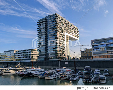 Kranhaus business center at sunny morning, Cologne 108786337