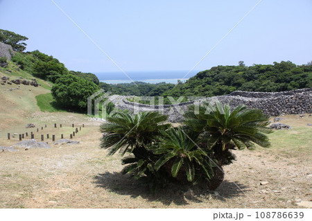 今帰仁城跡の志慶真門郭風景_沖縄 108786639