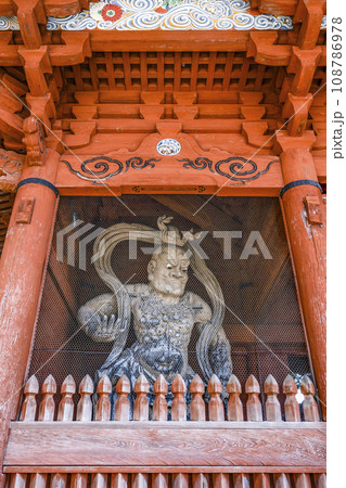 秋の高野山　大門の仁王像（吽形） 108786978