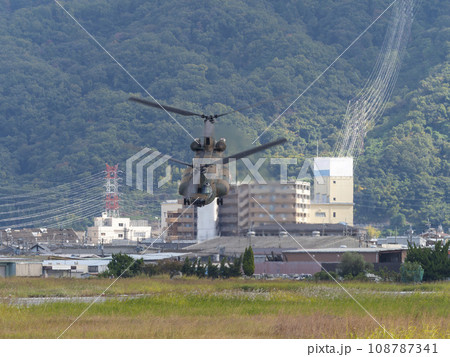 八尾駐屯地を離陸するCH-47JAチヌーク 八尾駐屯地を離陸するCH-47JAチヌーク 108787341