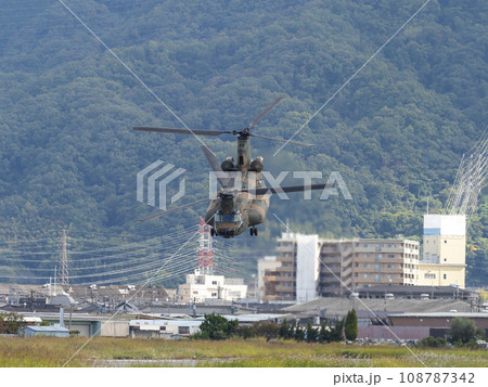 八尾駐屯地を離陸するCH-47JAチヌーク 八尾駐屯地を離陸するCH-47JAチヌーク 108787342