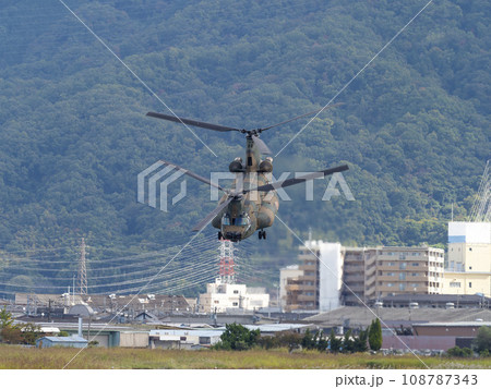 八尾駐屯地を離陸するCH-47JAチヌーク 八尾駐屯地を離陸するCH-47JAチヌーク 108787343