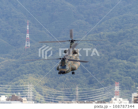 八尾駐屯地を離陸するCH-47JAチヌーク 八尾駐屯地を離陸するCH-47JAチヌーク 108787344