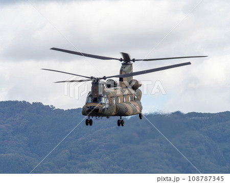 八尾駐屯地を離陸するCH-47JAチヌーク 八尾駐屯地を離陸するCH-47JAチヌーク 108787345