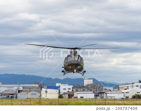 八尾駐屯地に着陸する汎用ヘリUH-2 108787408