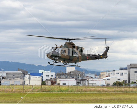 八尾駐屯地に着陸する汎用ヘリUH-2 108787410