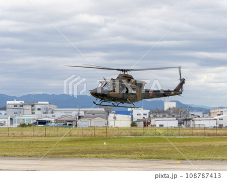 八尾駐屯地に着陸する汎用ヘリUH-2 108787413