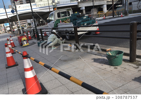 工事現場　歩道の防護柵設置工事の作業風景 108787537