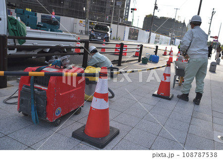 工事現場 歩道の防護柵設置工事の作業風景 工事現場 歩道の防護柵設置工事の作業風景 108787538