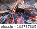 燃える焚き火 108787805