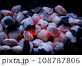 赤く燃える炭火 108787806