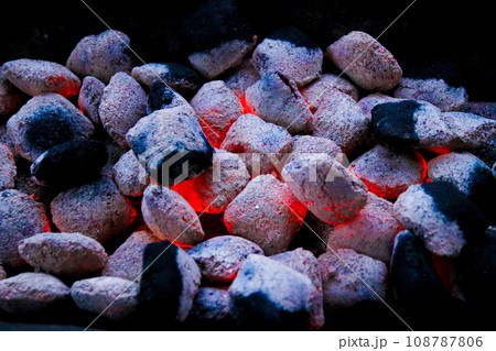 赤く燃える炭火 108787806