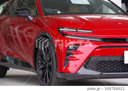 販売店に並ぶ高級車　トヨタ クラウンスポーツ 108788021