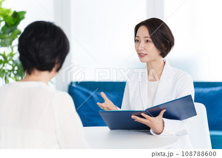 病院で医師の診察を受ける患者 病院で医師の診察を受ける患者 108788600