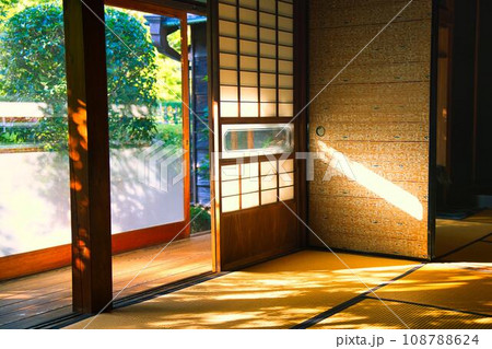 和室の木漏れ日 108788624