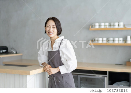 エプロン姿の女性 108788818