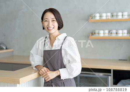 エプロン姿の女性 108788819