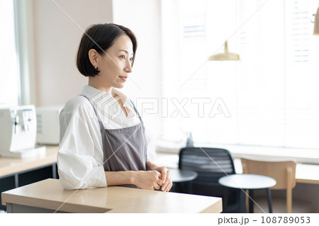 カフェで働く女性 108789053