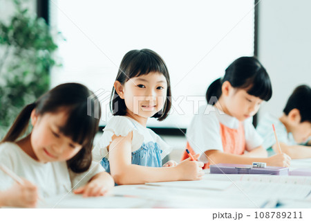 塾で勉強をする小学生。 塾で勉強をする小学生。 108789211