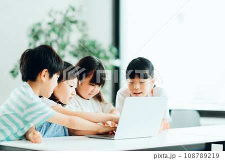 プログラミング学習をする小学生たち。 プログラミング学習をする小学生たち。 108789219