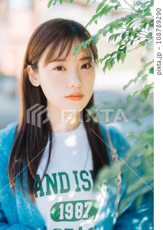 屋外女性ポートレート 108789290
